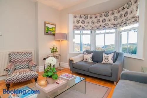 Ultimate Coastal Luxury - 5 Bed, Spacious, Parking, Hot Tub - Image 1