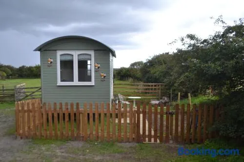 Peaceful Shepherd's Hut next to Horse Field - Image 1