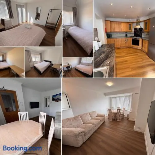 4 Bedroom Home, FREE Parking & Wi-Fi, Garden - Image 1