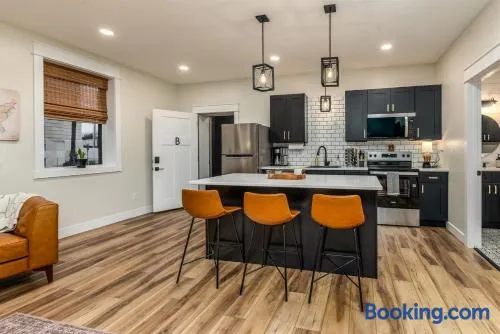 Modern 1BR Downtown Near Stone Face - Image 1