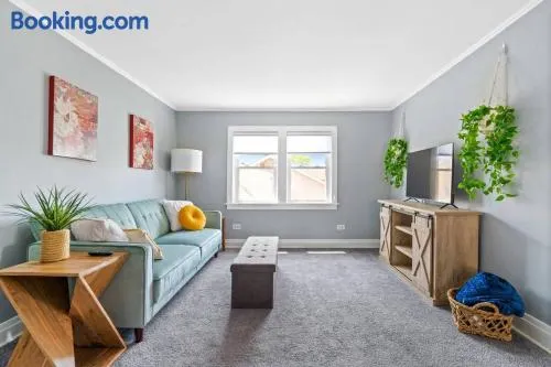 Norwood Park/Edison Park! Workstation & In-unit Laundry! 2nd Floor Apt - Image 1