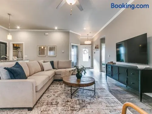 Luxury Living Without the Commitment - Image 1