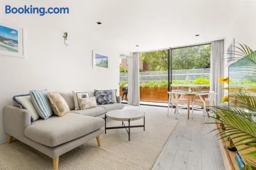 Sleek 2-Bed Apt Metres to Beach - Image 1