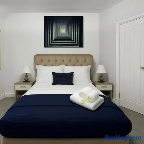 2 double bedrooms house, 42 Shrewsbury Road,Manchester - Image 1