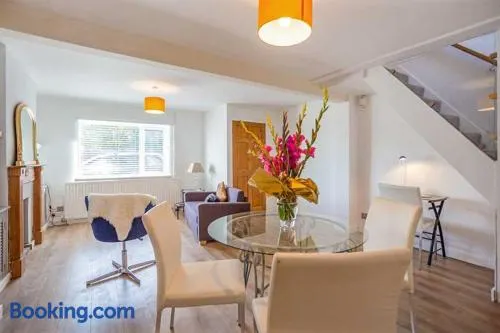 Relax with the whole family at the cosy cottage - Business rates available please enquire - Image 1