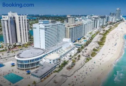Castle Beach Club Apartments - Image 1