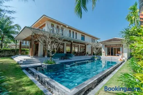 Tận hưởng Biệt thự 5 phòng ngủ với hồ bơi riêng biệt - Image 1