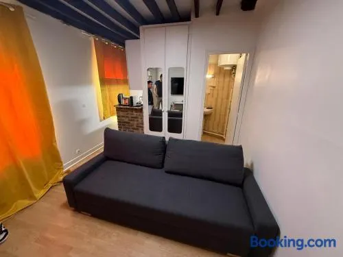 Classic Studio Retreat in Le Marais with Netflix - Image 1