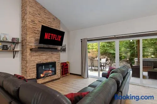 Luxe Mt. Rainier Lodge w/ Hot Tub-AC-Game Room - Image 1