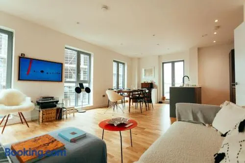 3 Bedroom Penthouse with terrace and skyline in Battersea - Image 1
