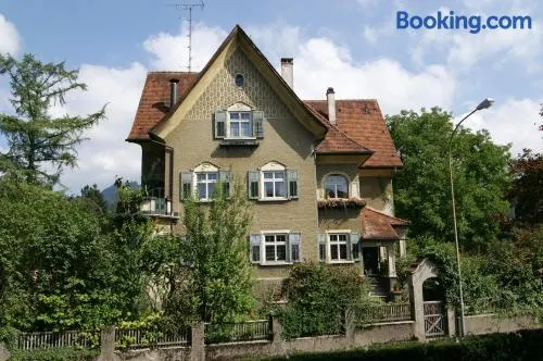 CROWN LIVING Villa Schillerstraße Dornbirn - Historisches Wohnen, nostaltigsches Apartment, ideal für Feriengäste und Geschäftsreisende, Parkplatz, zentrumsnah, Self Check-in - Image 1