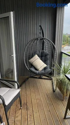 Airport 10mins apartment with free parking - Image 1