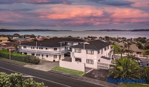 Snells Beach Motel - Image 1
