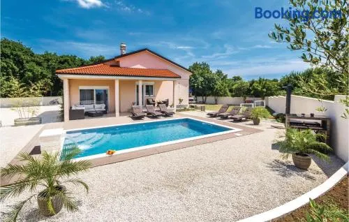 3 Bedroom Pet Friendly Home In Pula - Image 1