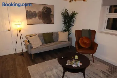 Stunning Modern 2 bed, 2 bath apartment with parking space - Image 1