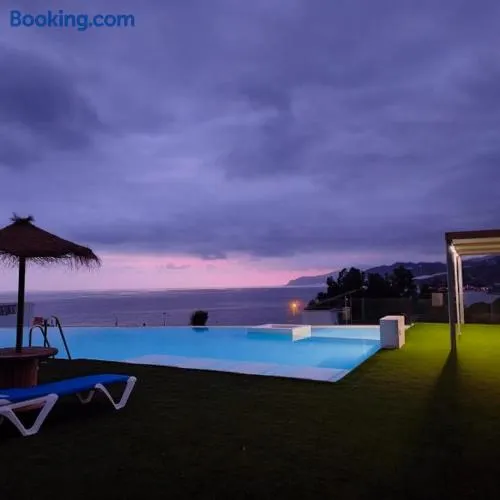 Piso de lujo en la playa de un pueblo de Granada con piscina infiniti, yacuzzi en la piscina, tumbonas privadas y mucho más - Image 1
