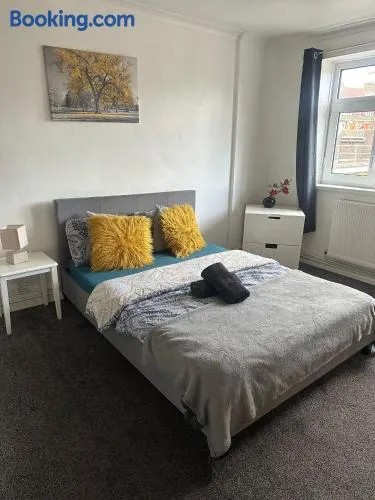 London Budget Maisonette - Image 1