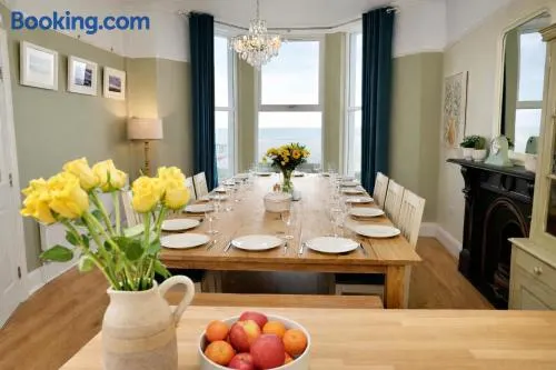 Bay View, Sleeps 18, 7 Bedrooms, 7 Bathrooms, Seafront, Criccieth - Image 1