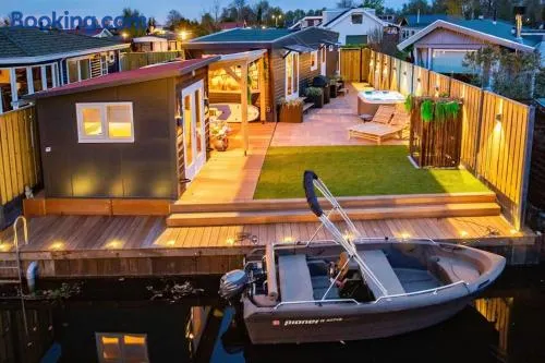 Cabana incl boat, jacuzzi,subboarts on a quiet park with private parking - Image 1