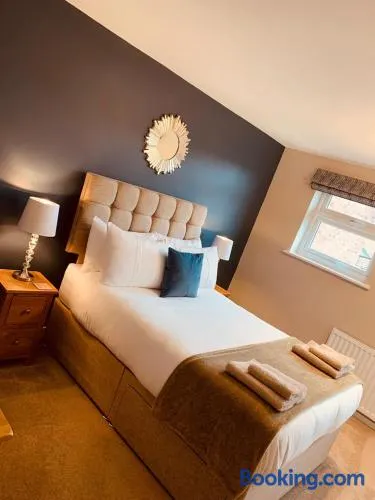 2 bedroom house walking distance to city centre WITH FREE PARKING - Image 1