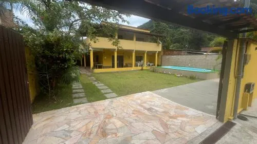 Casa com churrasqueira e piscina, perto de riacho - Image 1
