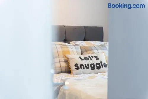 Excellent, comfortable location to visit Belfast - Image 1