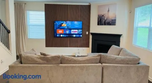 Spacious 4 Bedroom Stay Near ATL Airport - Image 1