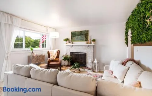Delightful & Well Provisioned Home in Ideal Local - Image 1