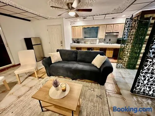 Newly Renovated 1-bed 1-bath with Parking - Image 1