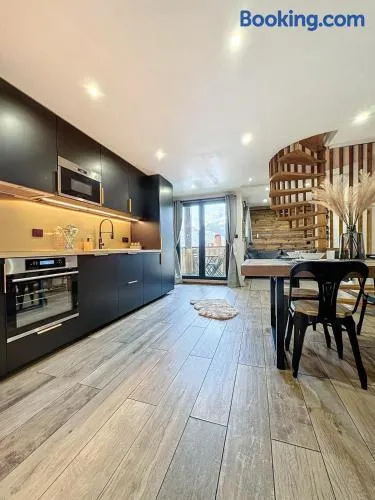 Modern 2BR Apt with Mountain Views & Private Parking - Image 1