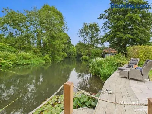 3000 SqFt Riverside Home Hot Tub & Mooring - Image 1