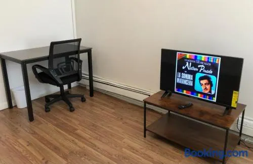 Private one-bedroom and one-bathroom apartment with private street entrance in convenient area, MetLife Stadium FIFA World Cup 35 minutes away - Image 1