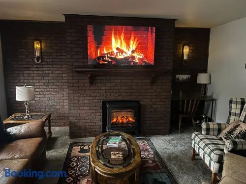 Hidden Cabin Vibes Cozy Fireplace Retreat - Image 1