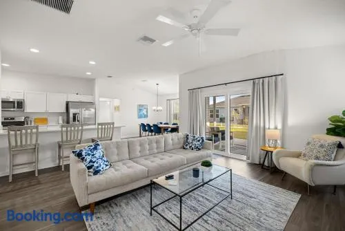 Spacious 2BR in The Villages, Near Eastport and Pools - Image 1