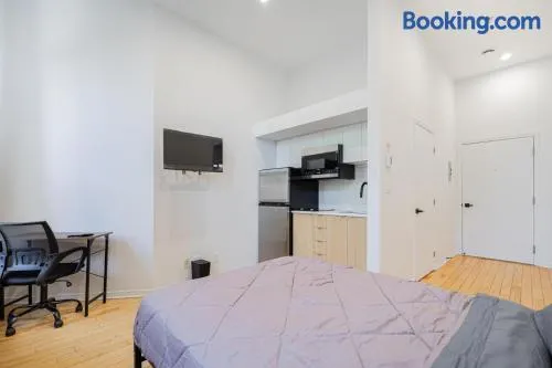 Magnificent Studio with FREE parking near downtown - Image 1