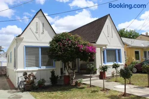 3-Bedroom Rose Garden Family Cottage - Image 1