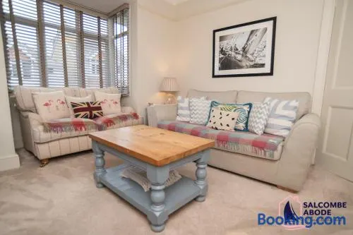 Contemporary Coastal Chic - 3 Bed with Garden - Image 1