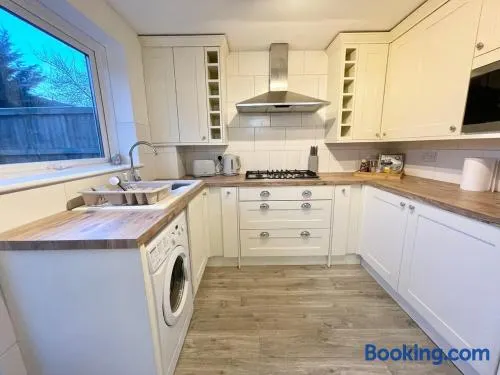 Haven lovely home just off M20 in great area & parking - Image 1