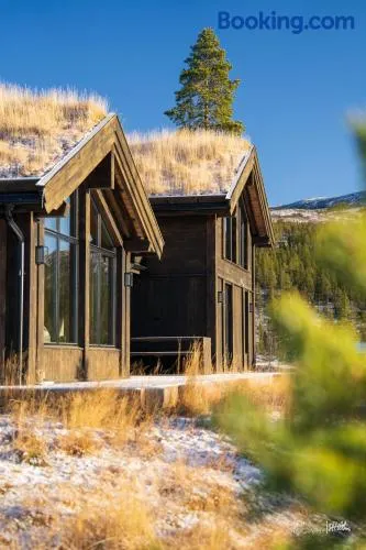 Ny og moderne hytte med sauna, jacuzzi og eget spillrom med biljard og dart Gratis elbillading og strøm inkludert i prisen - Image 1