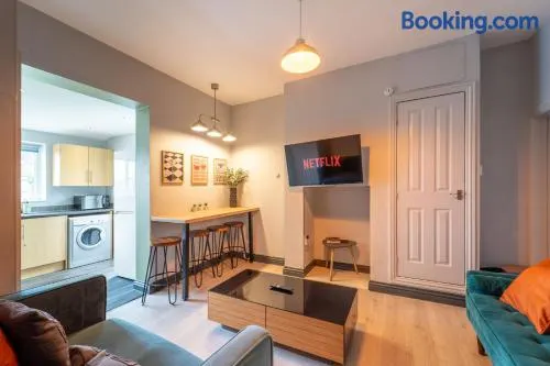 4 Bedroom Stylish House in Redditch - Free Parking - Image 1