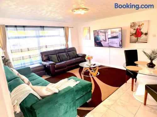 Colchester City Luxury With Free Parking and 5 G WIFI - Image 1