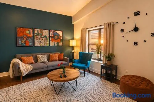 McCormick Place 420 Friendly 3BR in Downtown Chicago with Optional Parking Sleeps 8 Guests Near Soldier Field, Grant Park and Lakefront Trail - Image 1