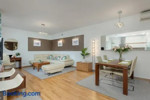 Cosy Apartment with Parking in the city centre Warszawa by Noclegi Renters - Image 1