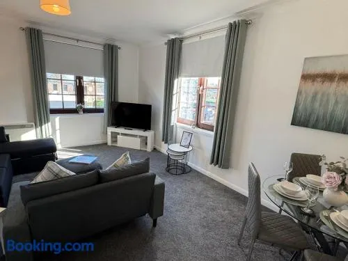Central 1BR Apt with Parking - Image 1