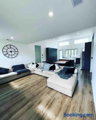 Riverside retreat with a large 4 bedroom home - Image 1