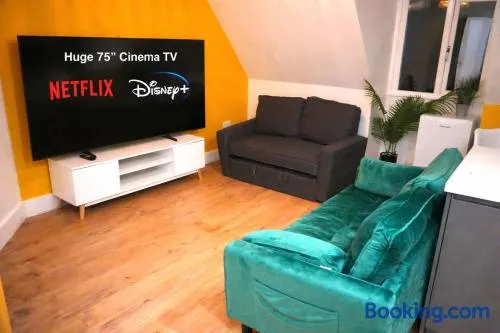 Canterbury High St - 2 Bed Apt Sleeps 5 - 75 inch TV SS1 - Image 1