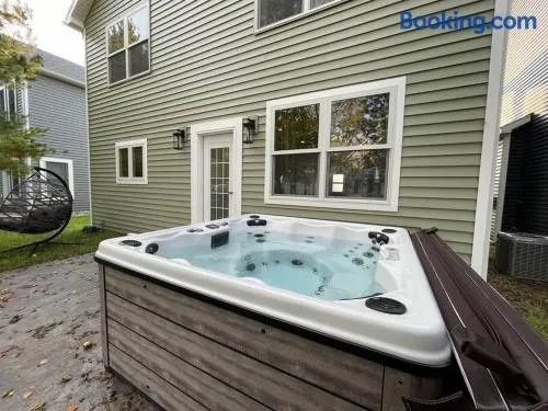 Hot tub, bench bike, kid pet friendly - Image 1