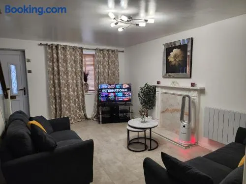 My Holiday Home -2 Bed House-Free Parking - Image 1