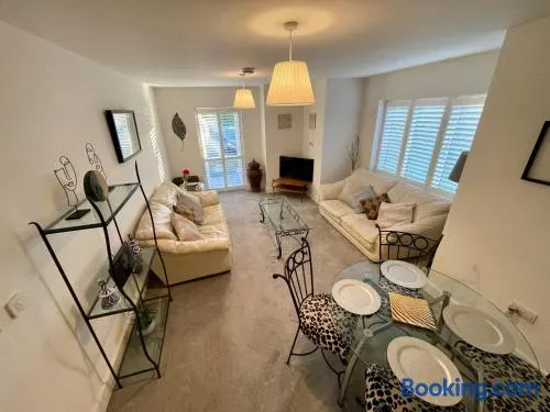 2 Bed 2 Bathroom Gated Apartment 1 Inc free Parking - Image 1