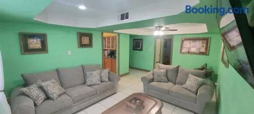 Great location to explore Houston - Image 1